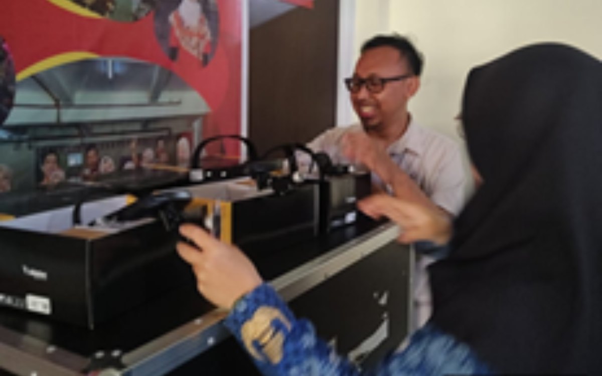 Uji Fungsi Alat Lampu Kepala (Operating Headlamp) di RSU Haji Surabaya